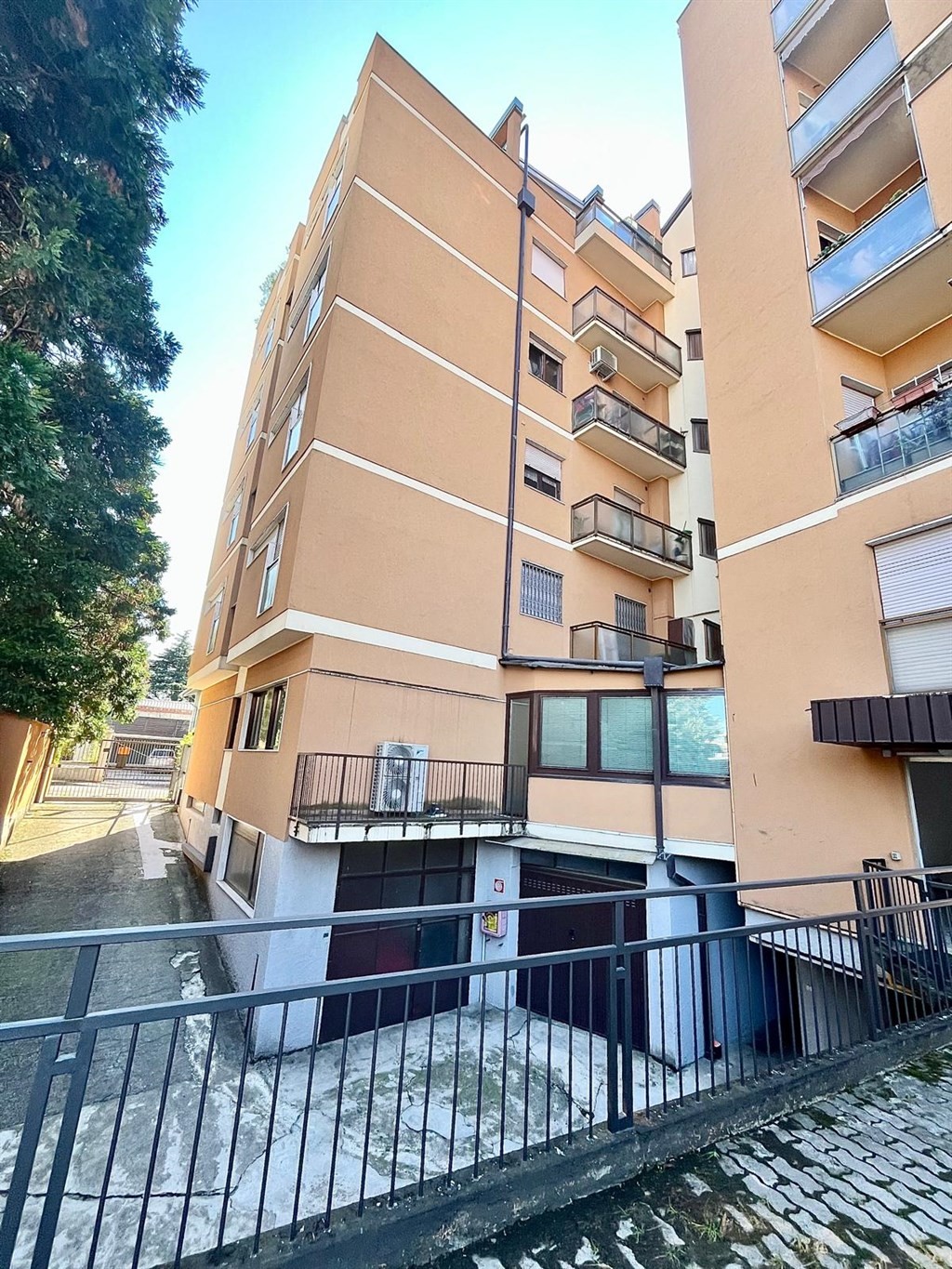 Vimercate, in zona centrale proponiamo ufficio al piano terra.